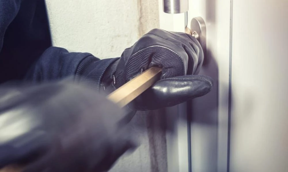 Βάρη: Ληστές έστησαν καρτέρι σε ηλικιωμένους στην πυλωτή- Μπούκαραν στο σπίτι και άρπαξαν κοσμήματα